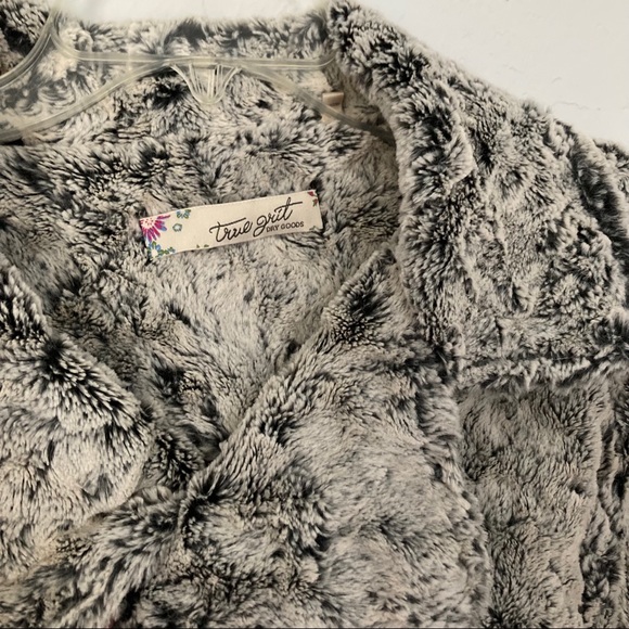 SOLD ✨ HP ✨ Boutique Faux Fur Shearling Coat - Picture 2 of 6